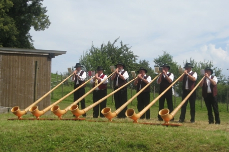 Musizieren der Alphornbläser („Staufer Burgbläser“)