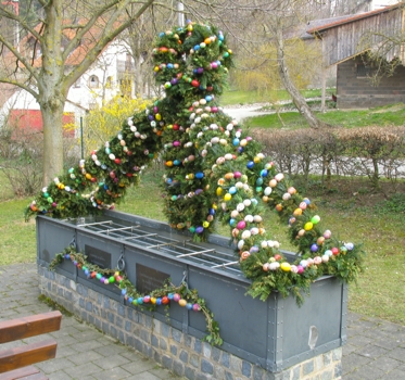 Schmücken des Osterbrunnens am Dorfplatz